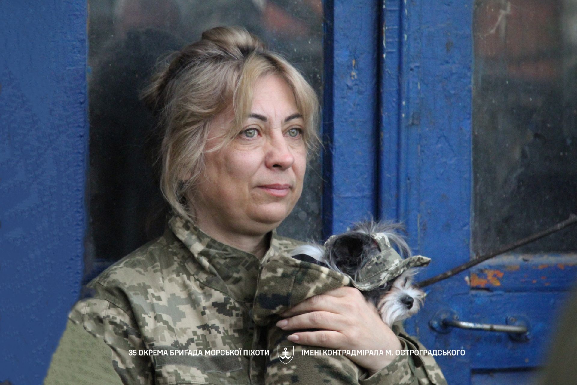 Військовослужбовиця з собакою