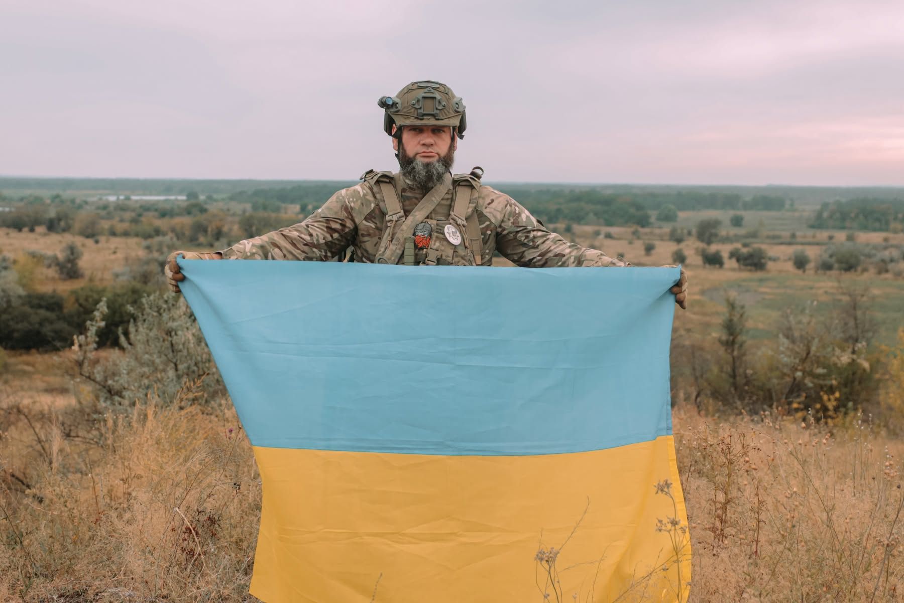 Український військовий тримає прапор
