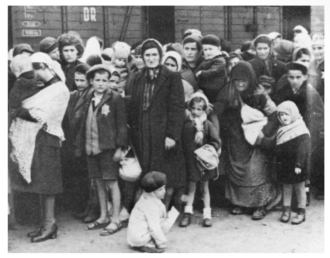 Прибуття жінок і дітей до Аушвіца