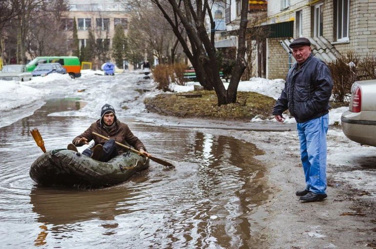 Репортаж з перших уст: Віталій Дерех на човні перевіряє глибину калюж в Тернополі після зливи