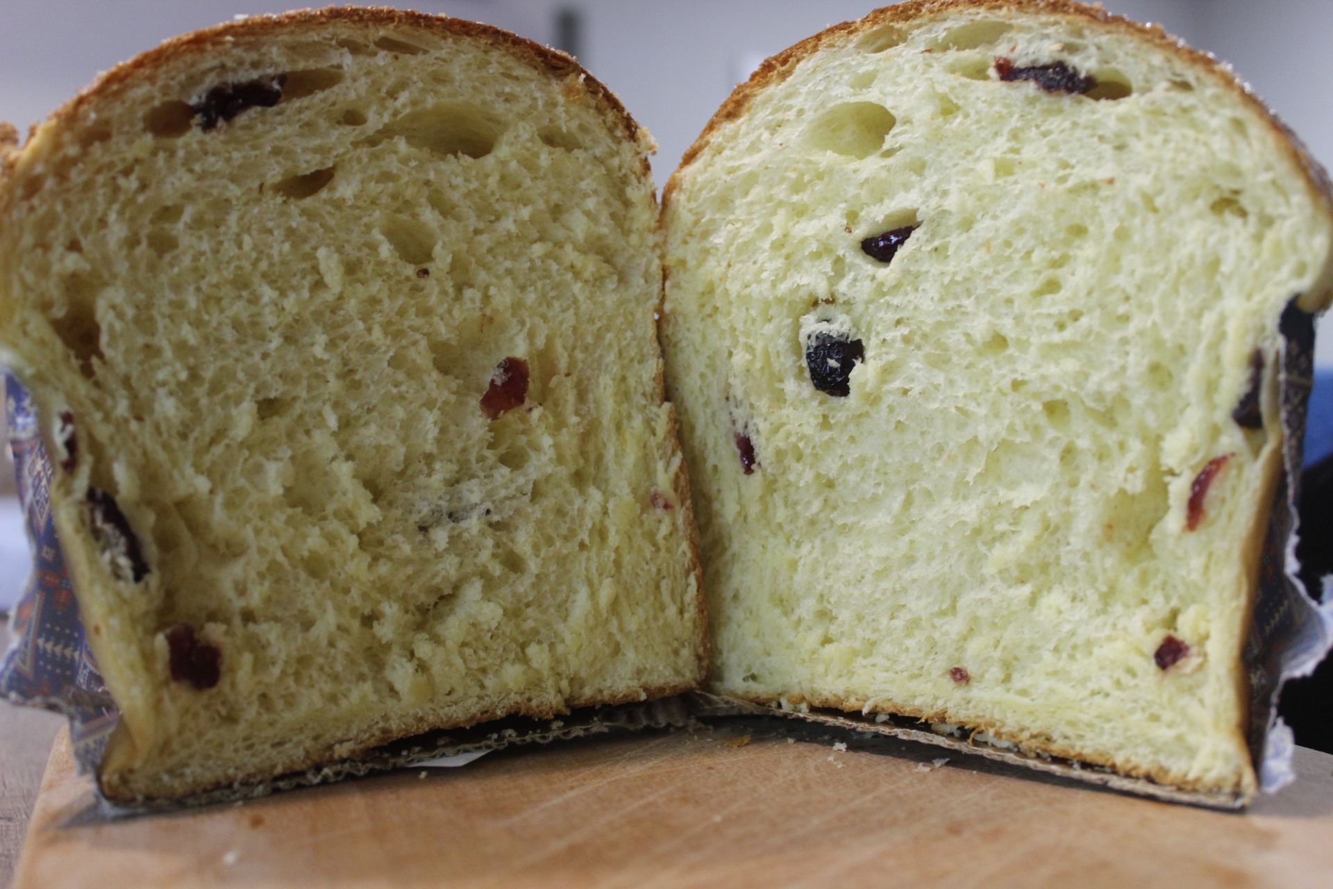 Погляньте, яка вона пухка всередині: її текстура нічна та волокниста, тісто просто тане в роті.