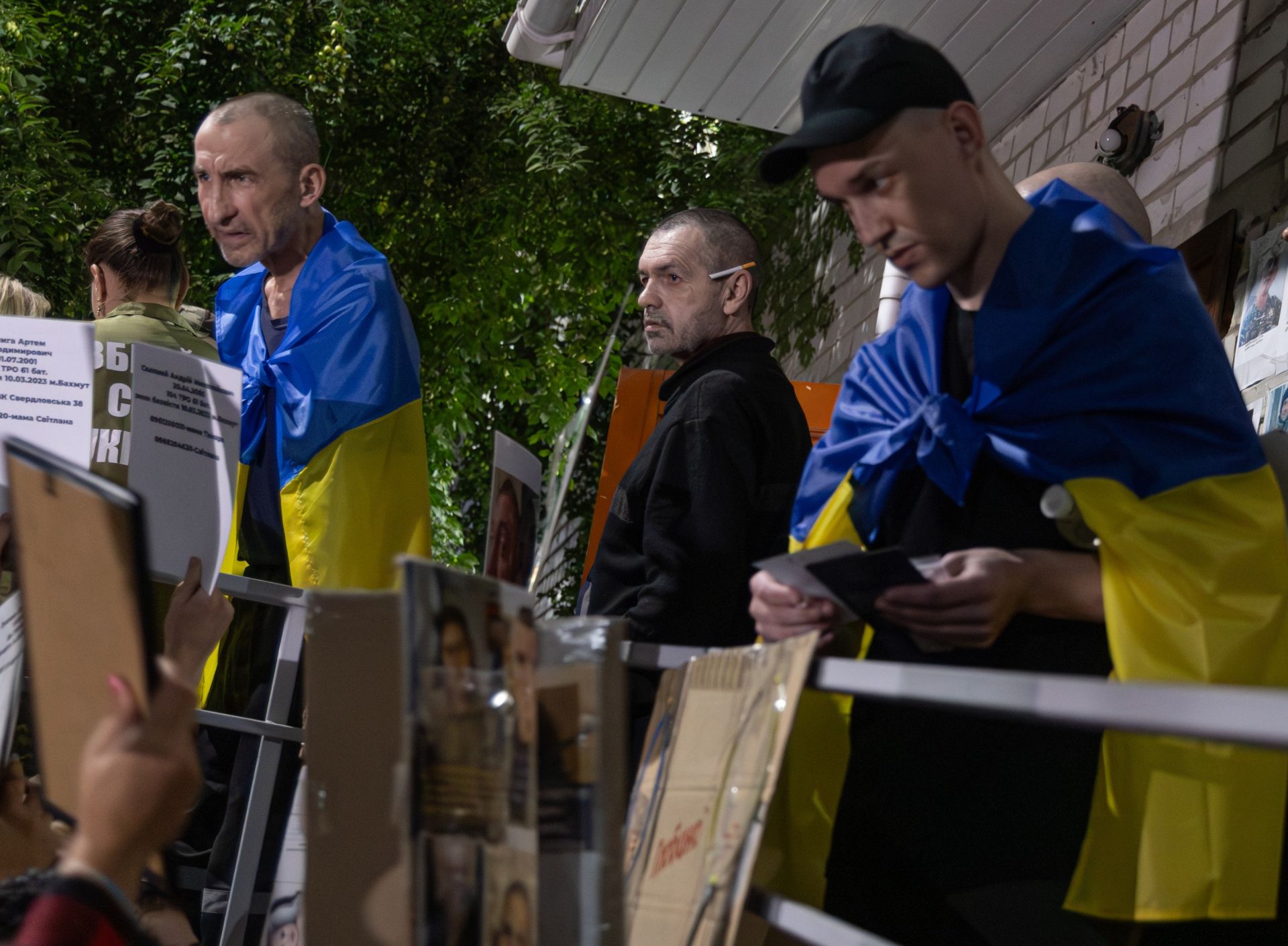Полонені щойно прибули після обміну до лікарні