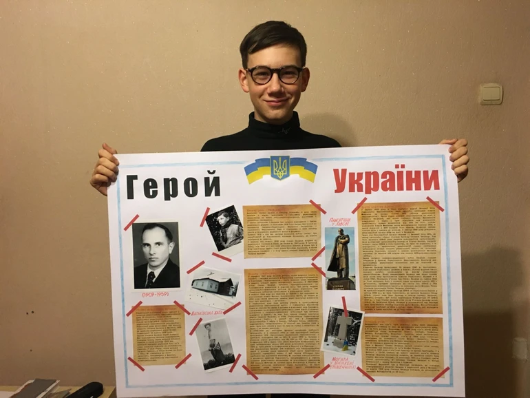 У підлітковому віці Сашко почав займатися спортом та цікавитись історією. А в старших класах його світогляд повністю перевернувся