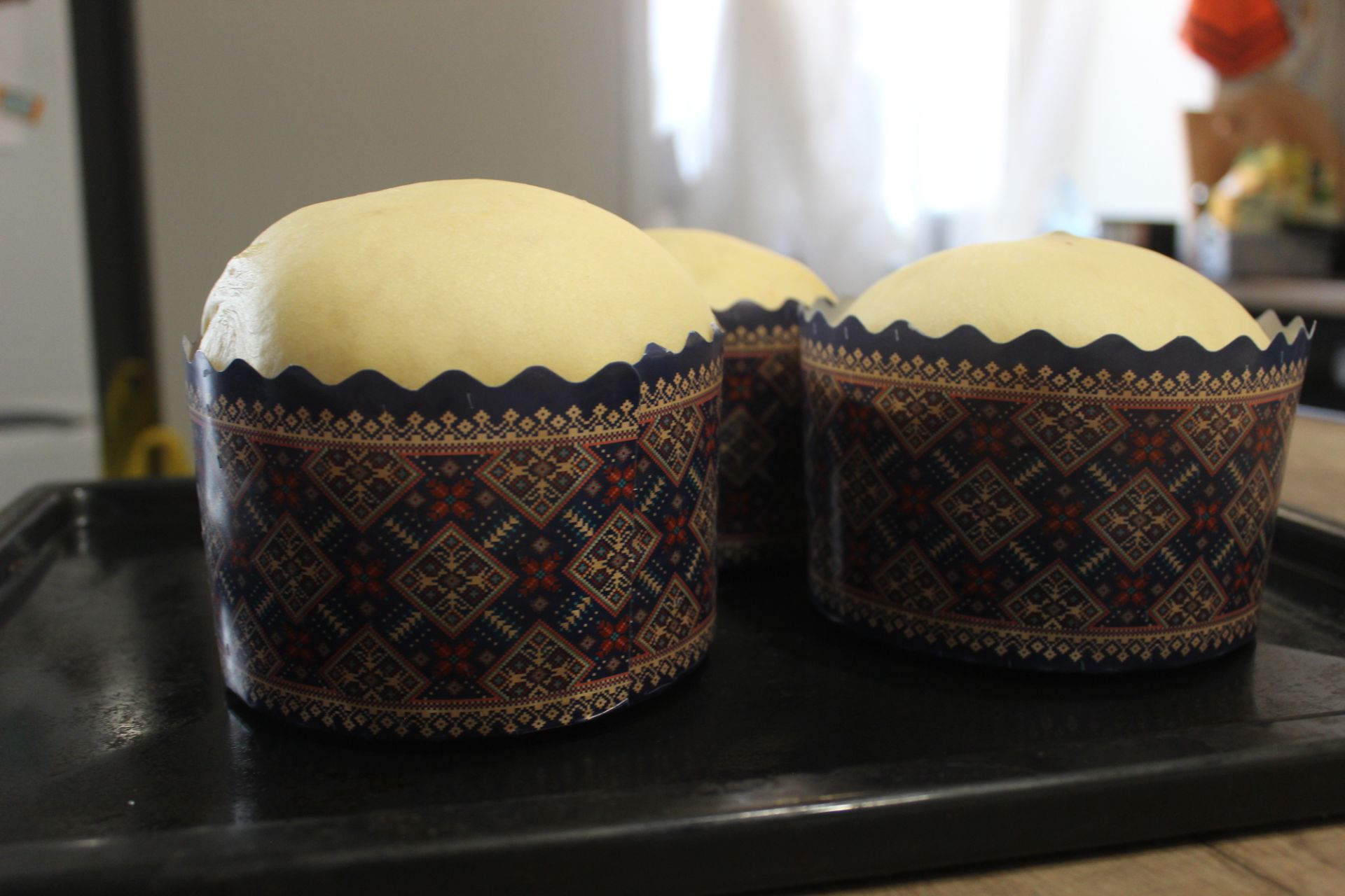 Ось так підросли за годинку. Та, що вища, має 400 г тіста, але на форми такого розміру цілком достатньо 350 г: вона остаточно доросте в духовці.