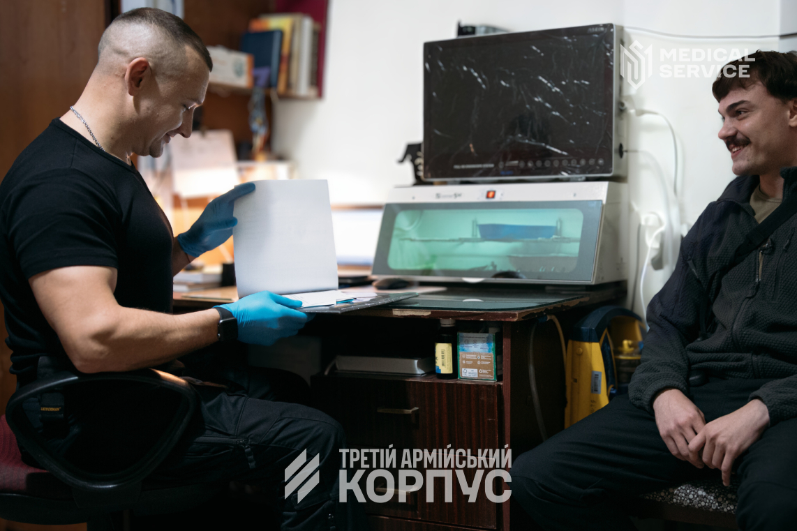 Лікар оглядає військового