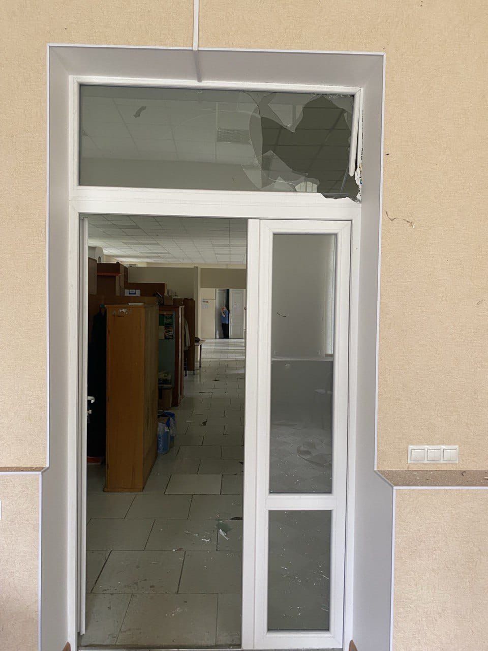 Пошкоджені двері університету