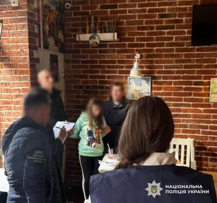 Затримання матері, яка хотіла продати сина