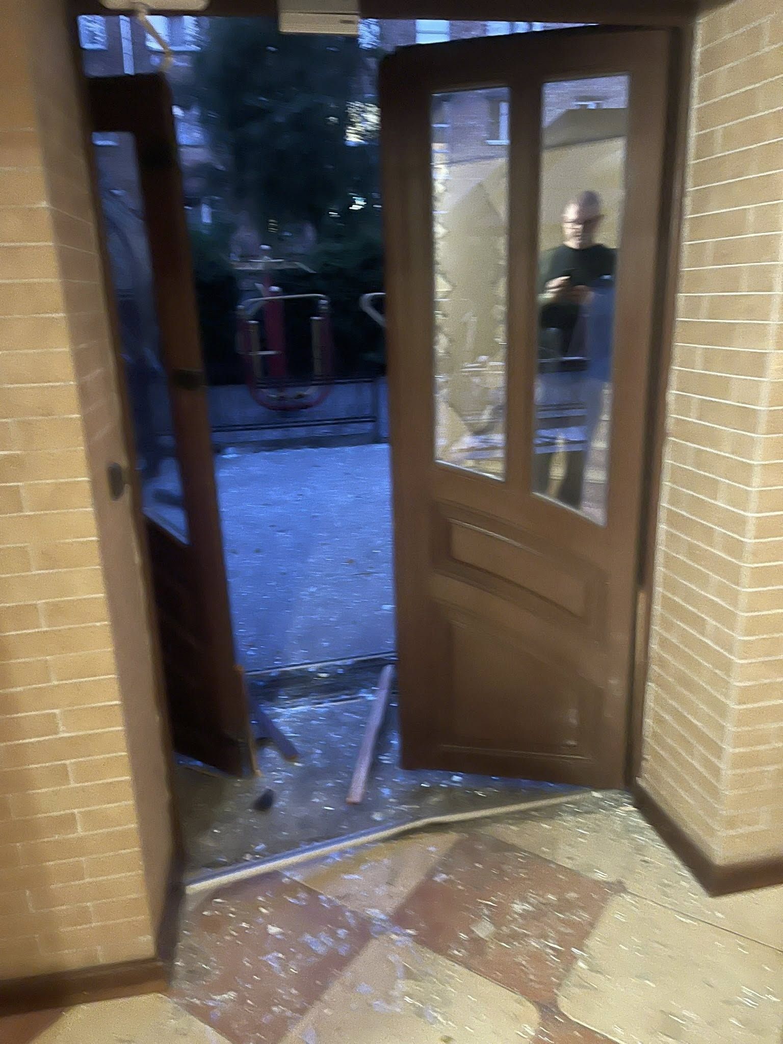 Вибиті двері в інституті святого Томи Аквінського