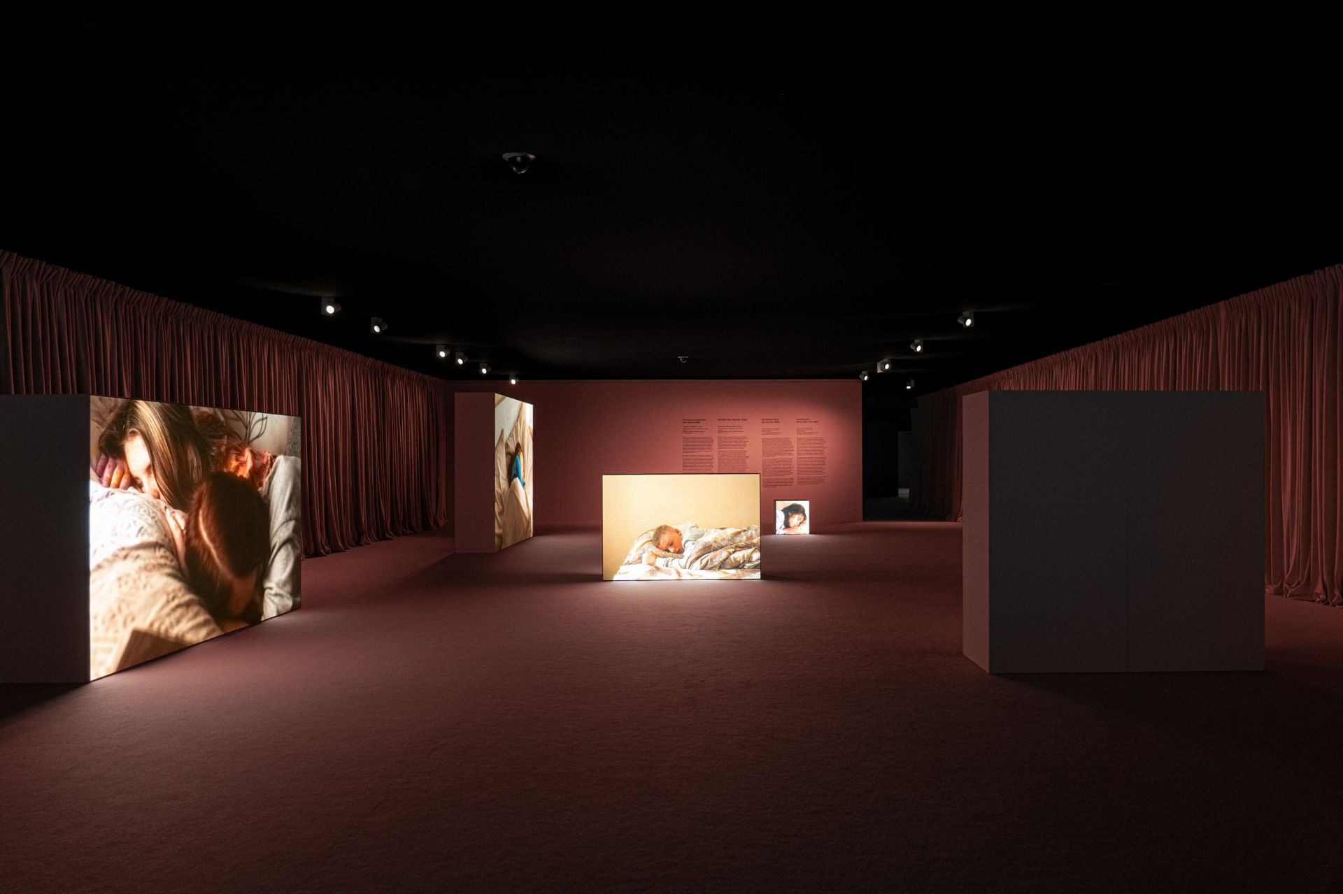 Вигляд експозиції “Педагогіки війни” в Museo Nacional Thyssen-Bornemisza. Кураторка:  Чус Мартінез.