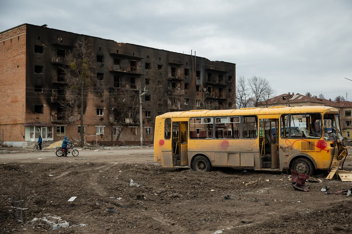 Спалена росіянами п'ятиповерхівка біля вокзалу