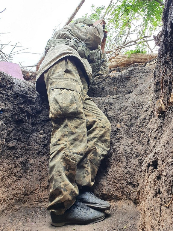 Піхотинець 128 ОГШБр вивчає свій сектор вогню