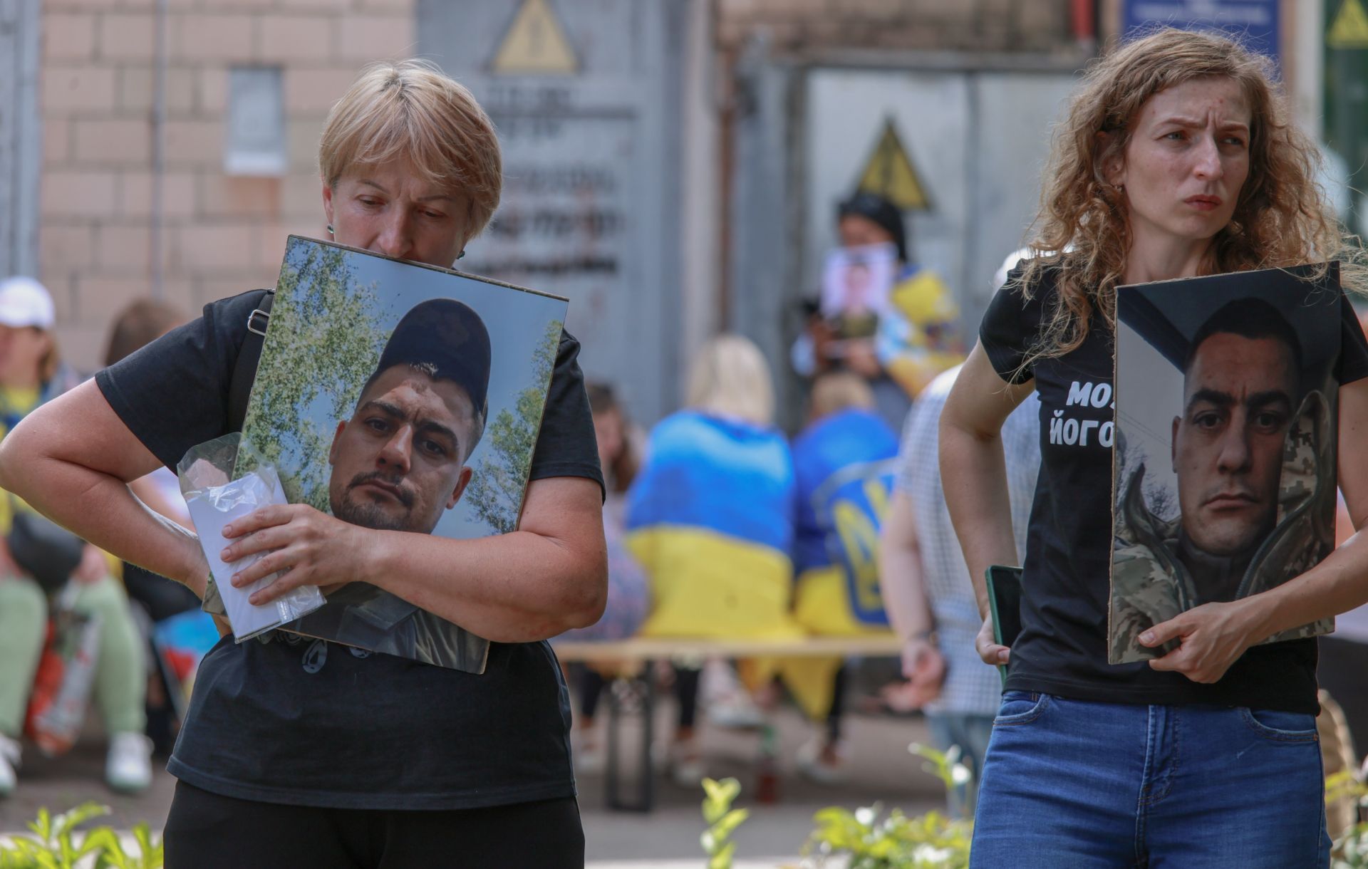 Родини захисників очікують на місці зустрічі полонених