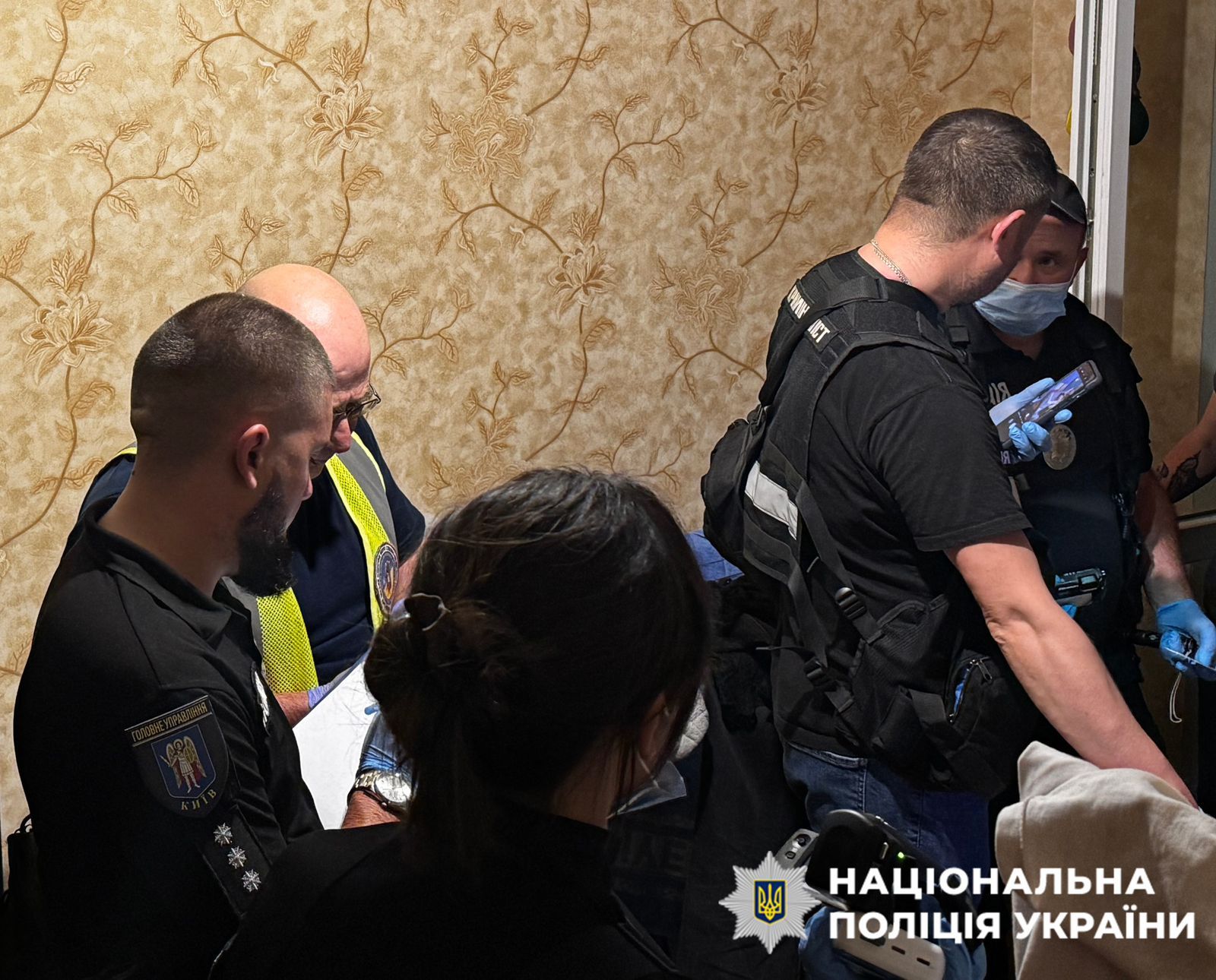 Працівники поліції у квартирі вбитих