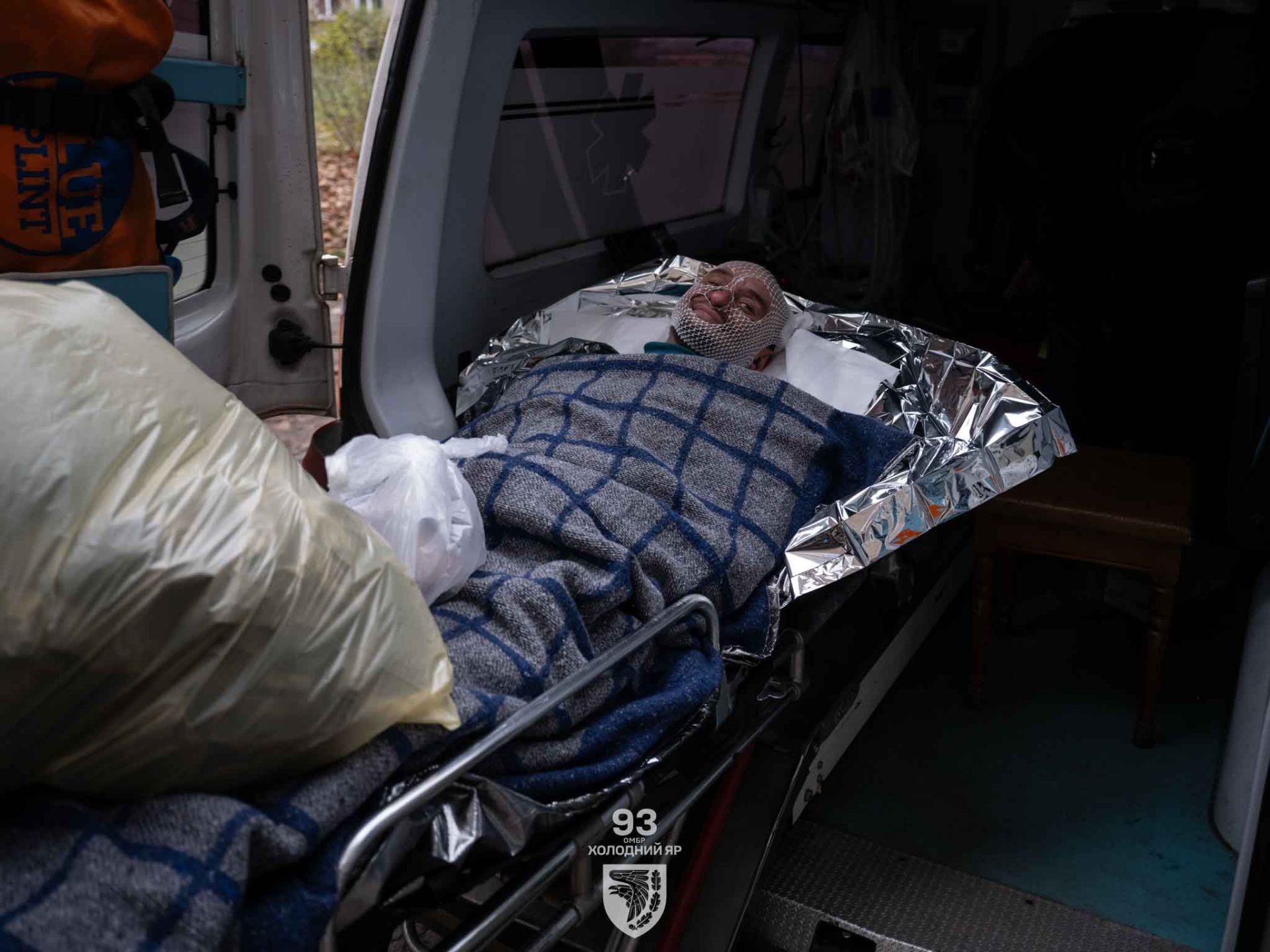 Захисника везуть до військового шпиталю