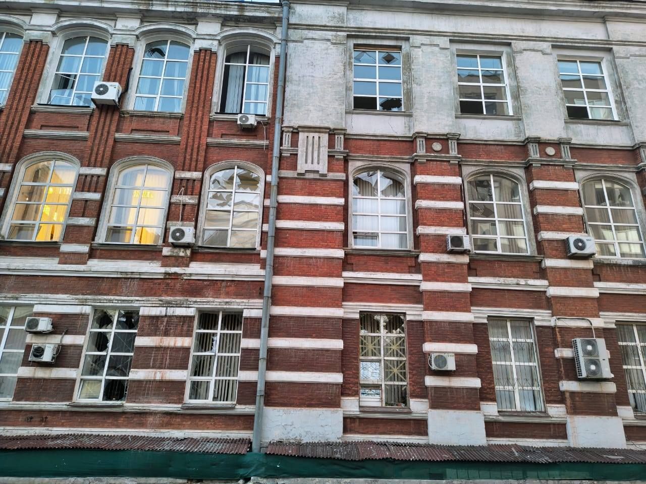 Корпус Дніпровської політехніки після обстрілу