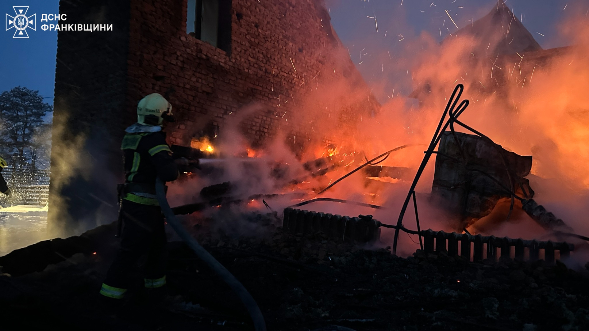 Вогнеборець під час пожежі