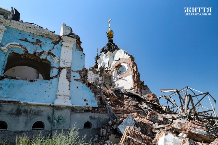 Зруйновані фасад і купол з хрестом Храму Пресвятої Богородиці "Всіх скорботних радість"