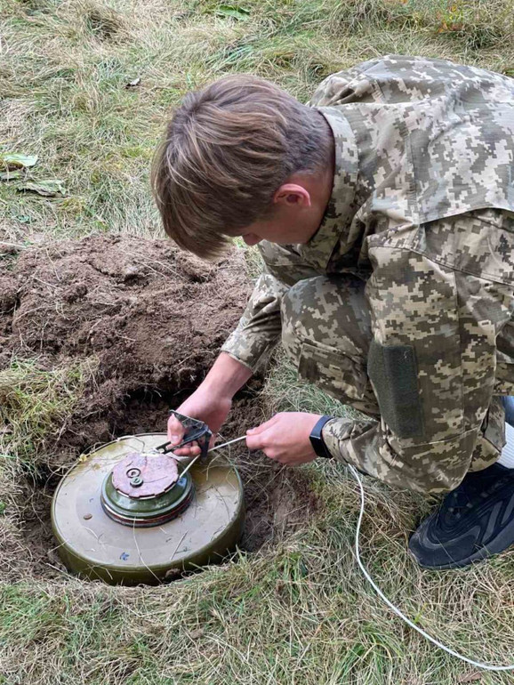 Учень під час практичних відпрацювань на навчально-польовому вишколі