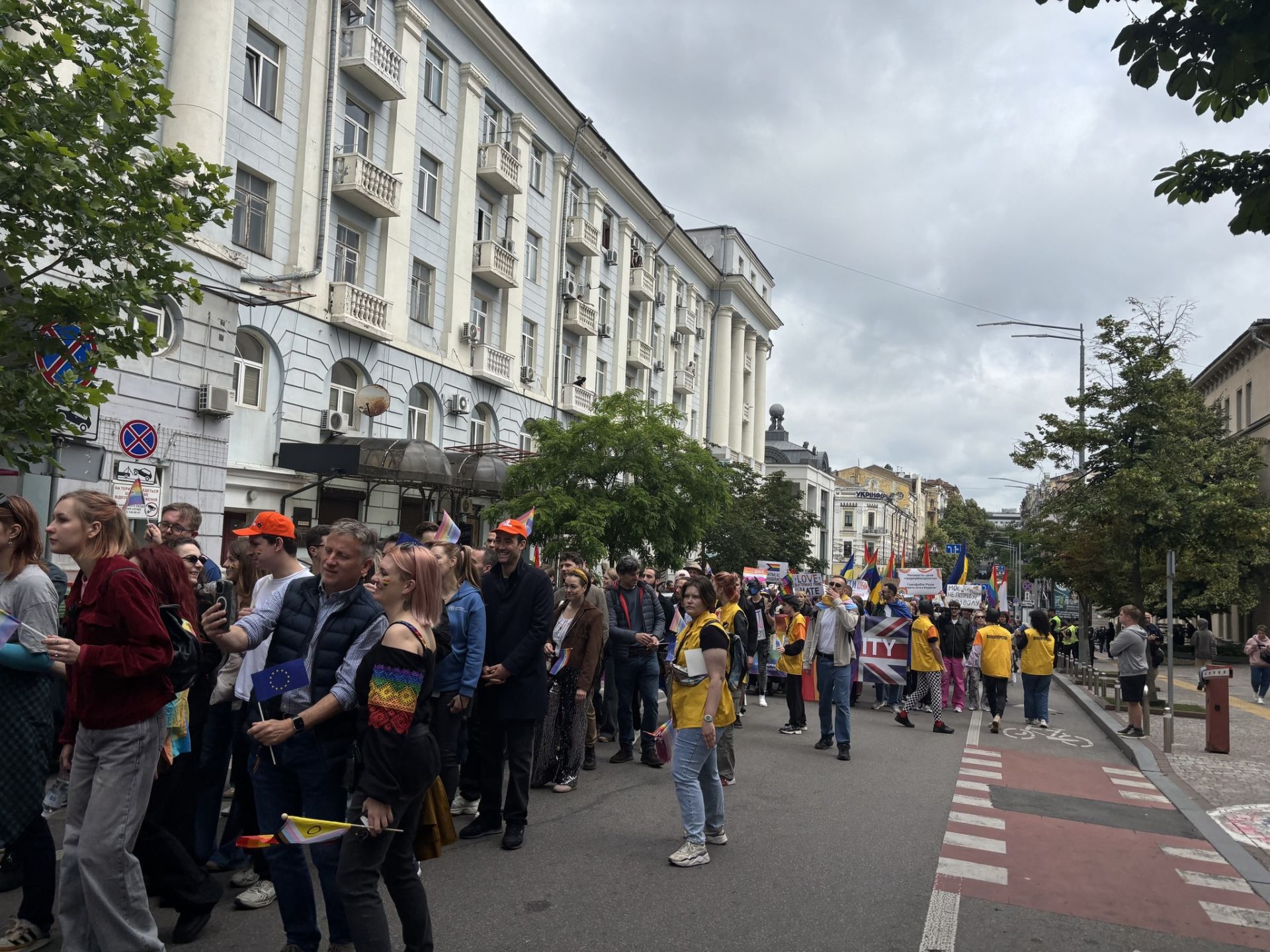 Учасники акції на захист прав ЛГБТ
