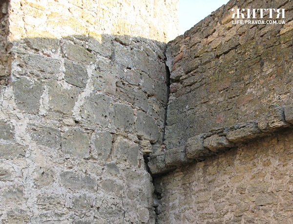 Осадочные трещины у башни цитадели