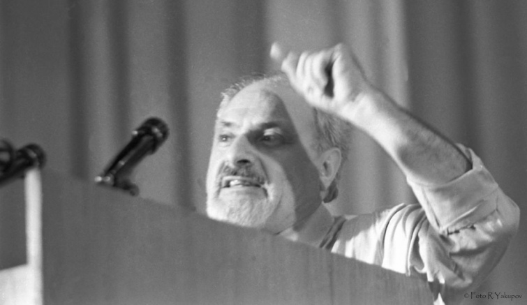 Радянський дисидент Генріх Алтунян під час виступу на Другому Курултаї