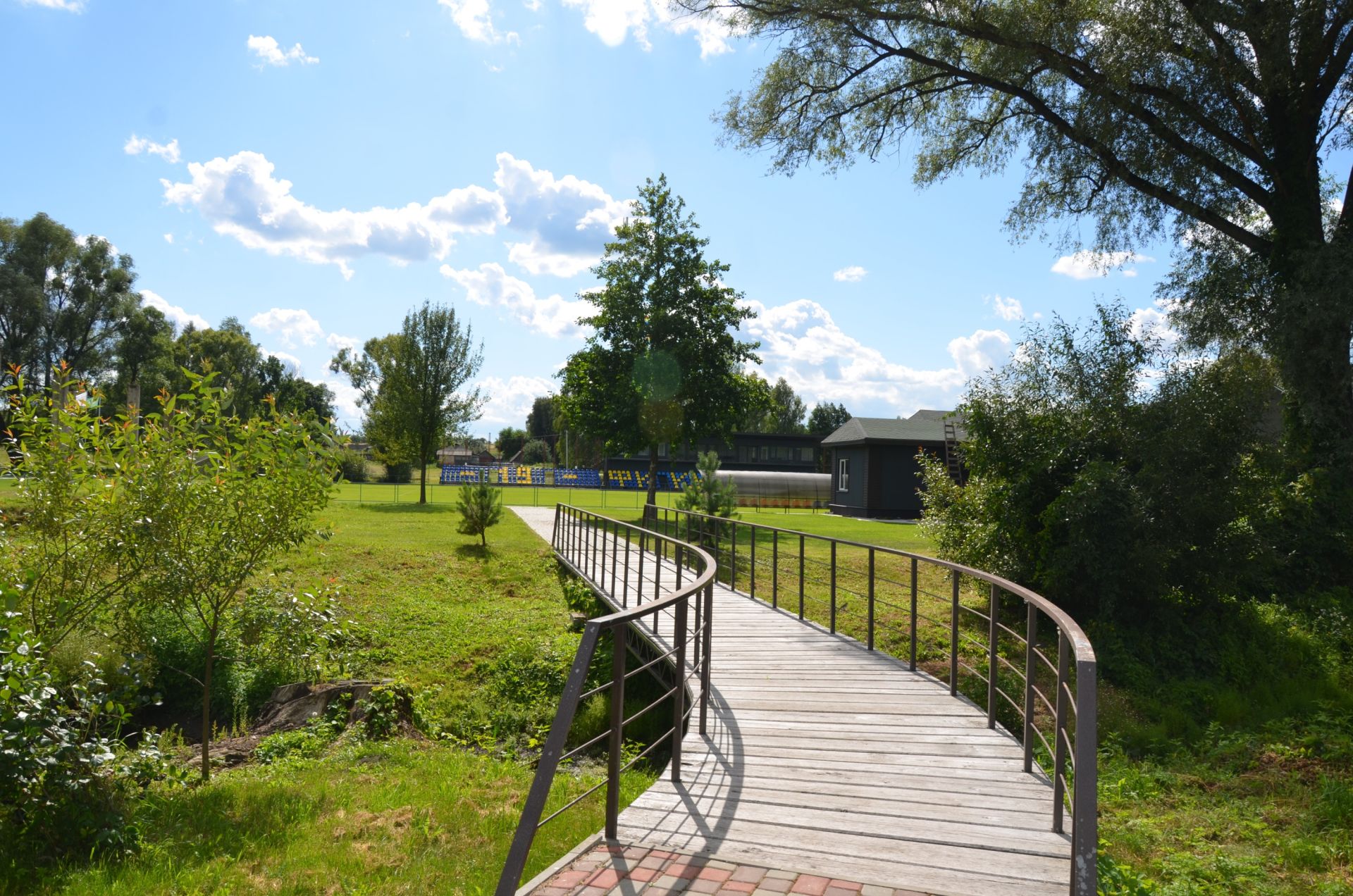 Кудрівці пощастило: село має свого мецената, який збудував тут стадіон, місця для відпочинку та всіляко сприяє розвитку села
