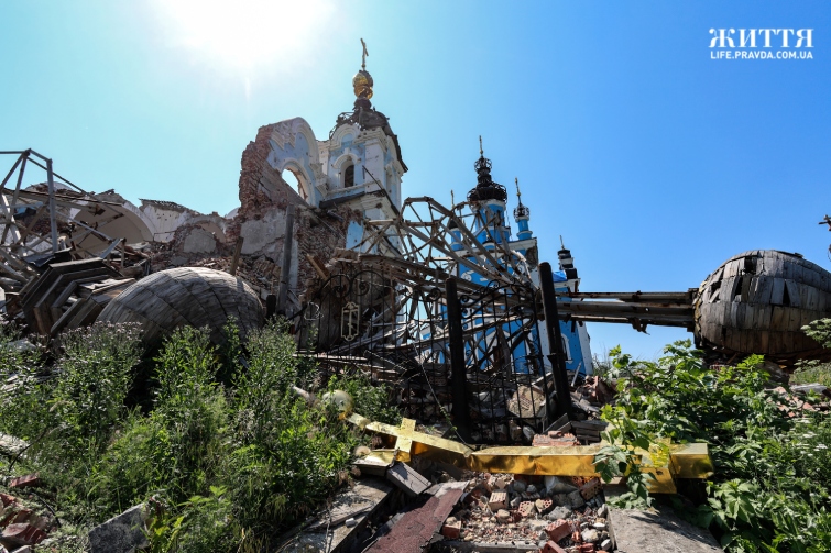 Зруйновані фасад і купол з хрестом Храму Пресвятої Богородиці "Всіх скорботних радість"