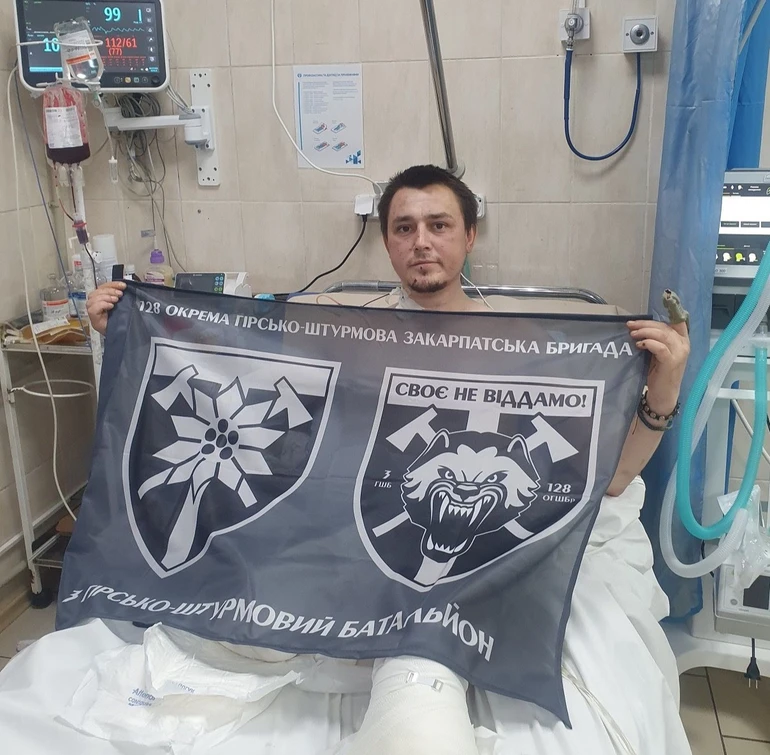 Геродот із прапором своєї бригади й гірсько-штурмового батальйону
