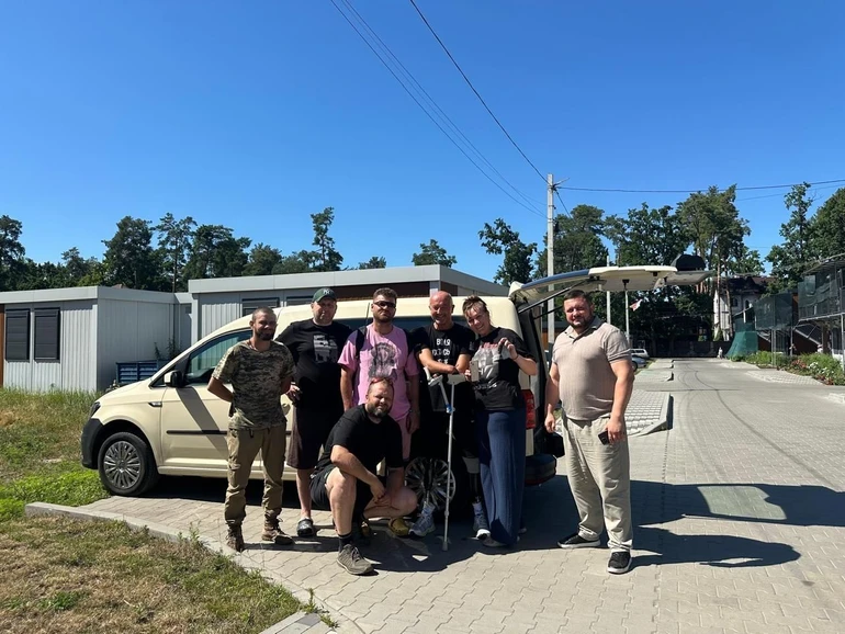 Козаку передали інклюзивну автівку