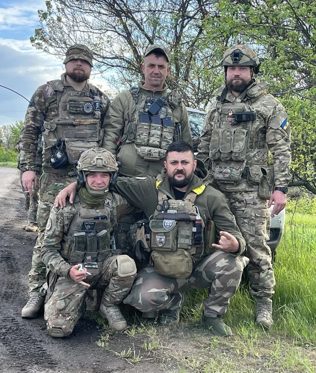 Терен (стоїть крайній праворуч) із побратимами