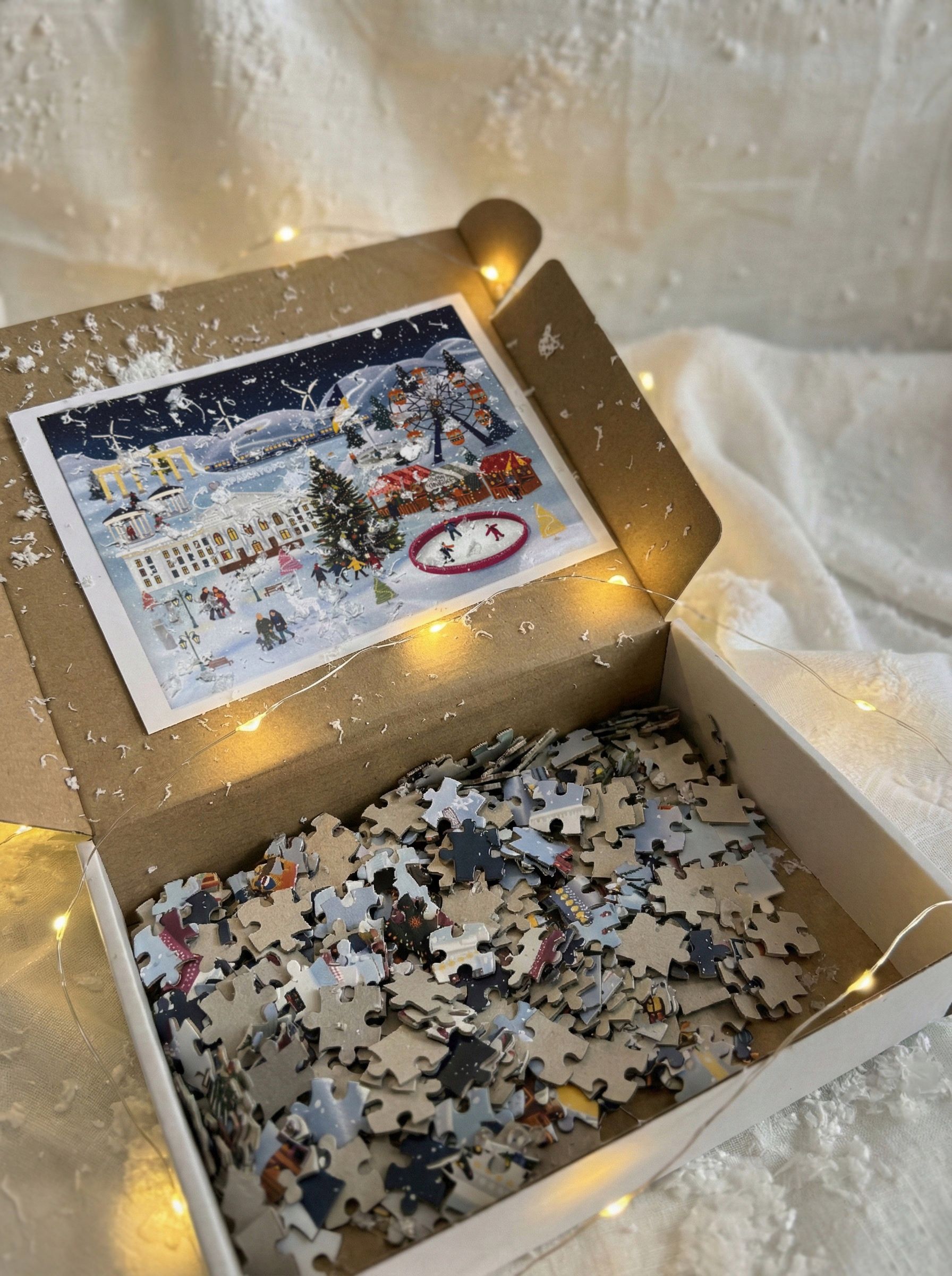 Мерч, який можна придбати в крамничці