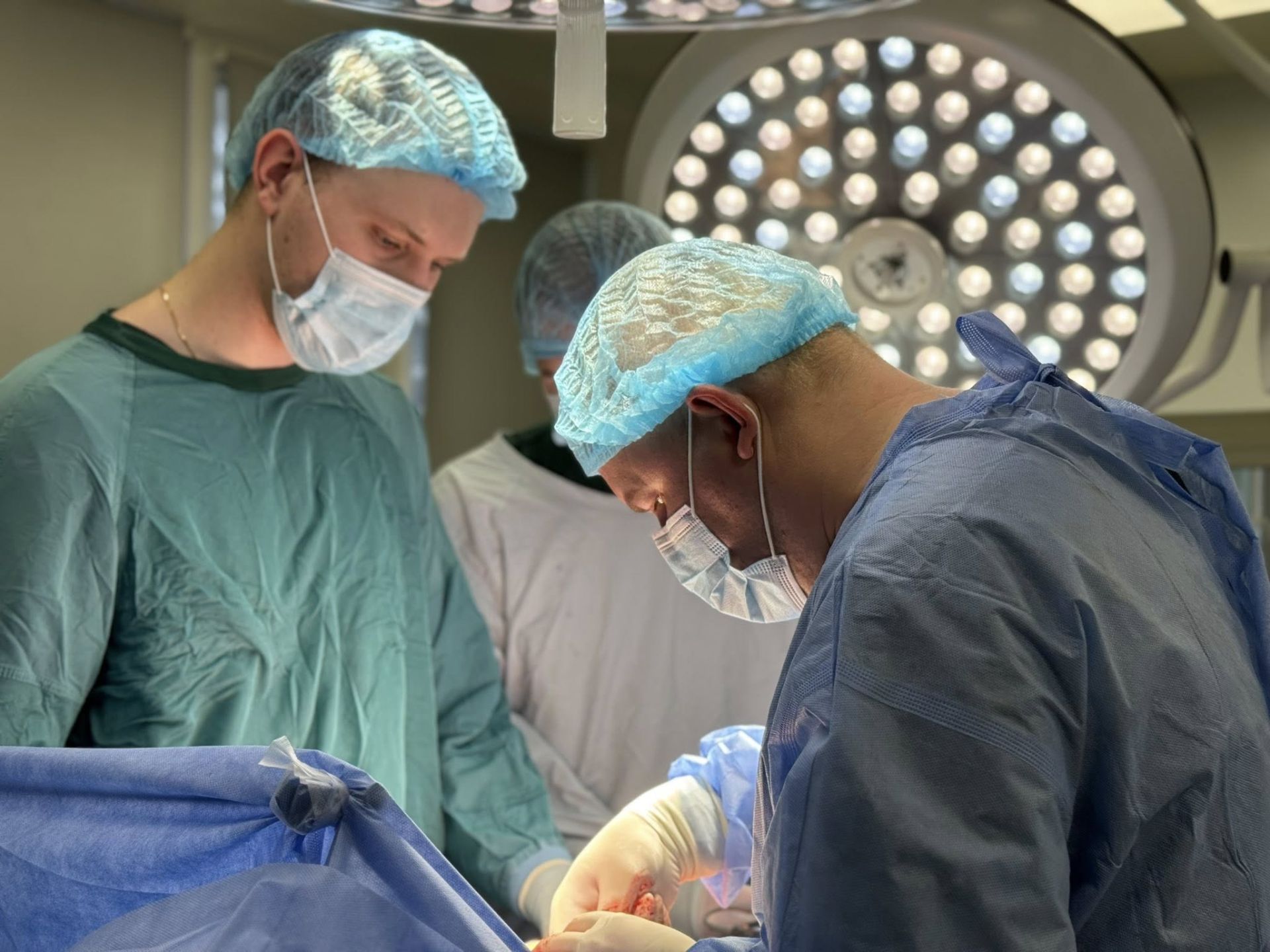 Лікарі під час операції