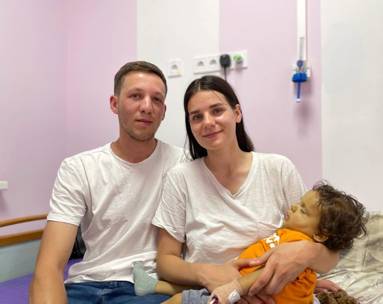 Лука, якому пересадили частину печінки, із батьками. Фото: Перше медичне об'єднання Львова