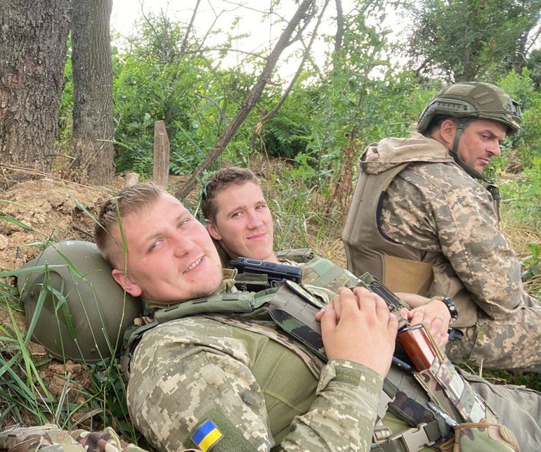 Віталій (він же Янек) ліворуч і Андрій (посередині) на бойовому виїзді. Поруч сидить товариш із Сумщини, на жаль, уже загинув