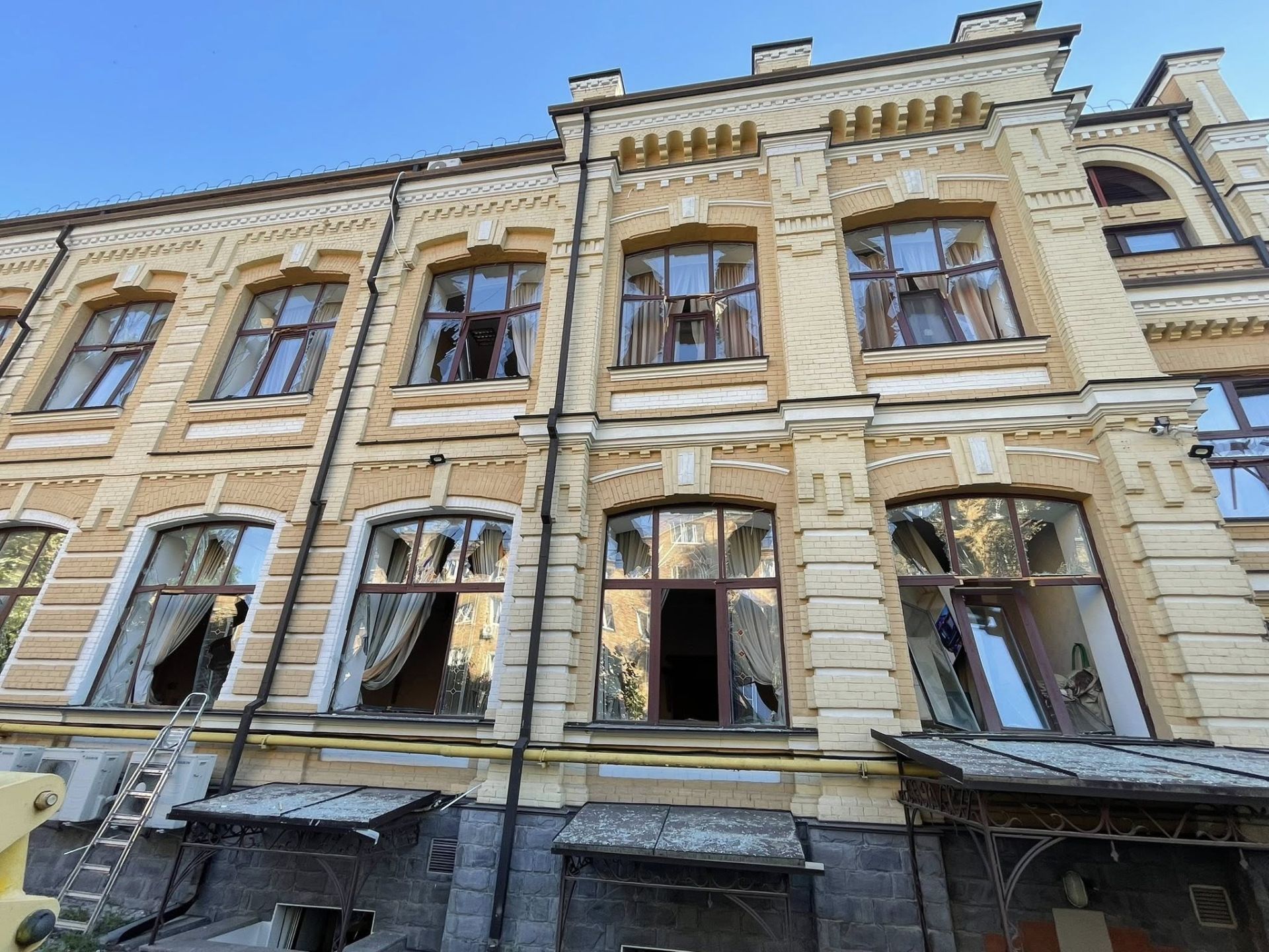 Вибиті вікна у будівлі вишу