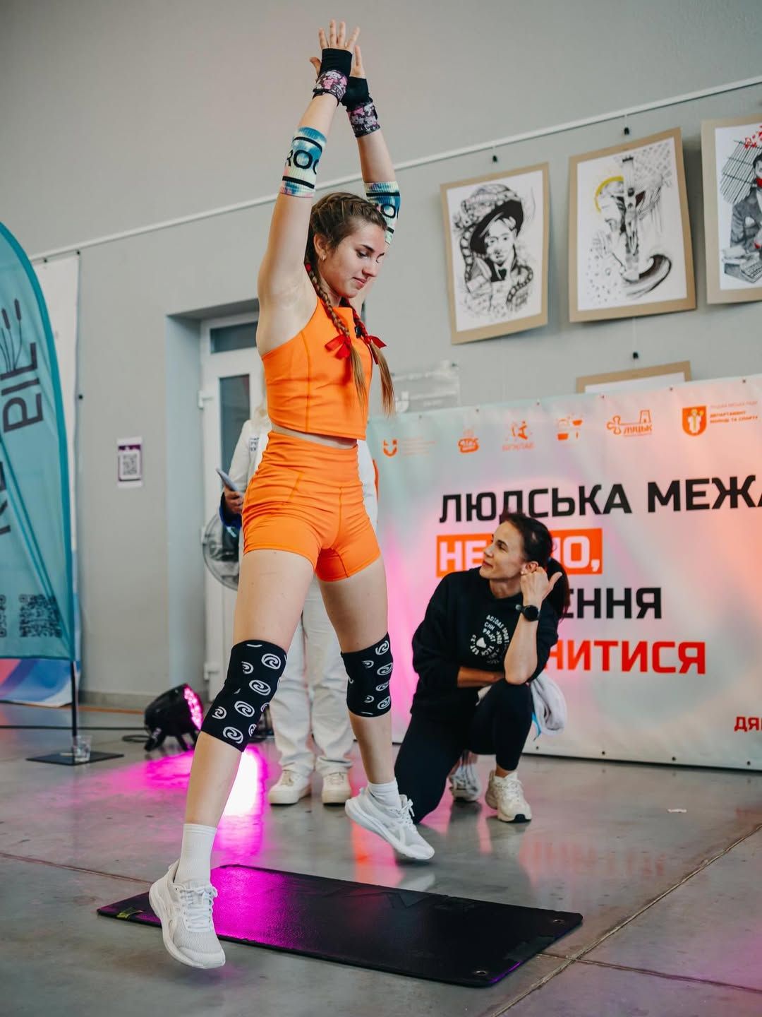 Спортсменка виконує берпі