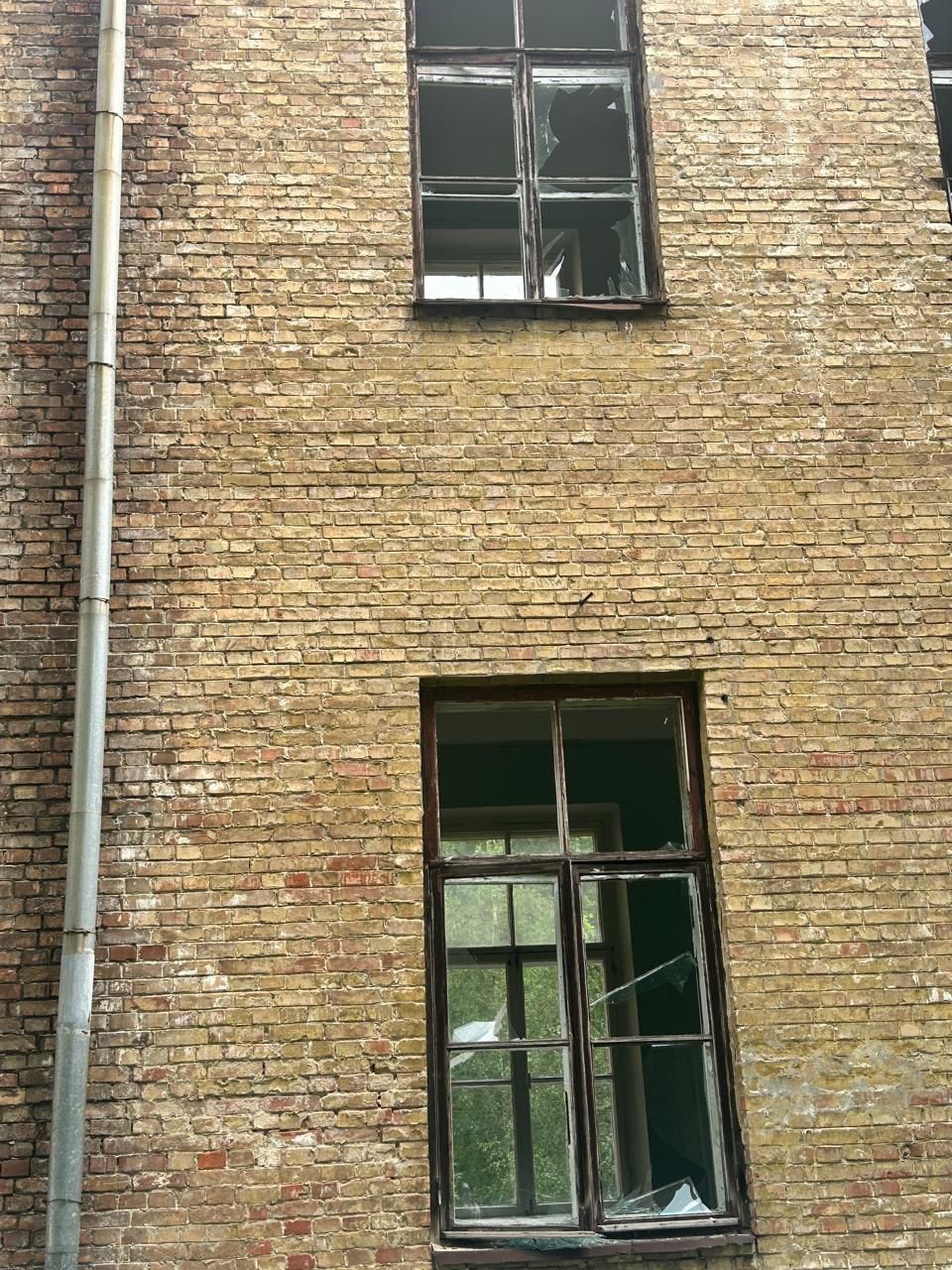 Вибите скло у вікнах політехніки