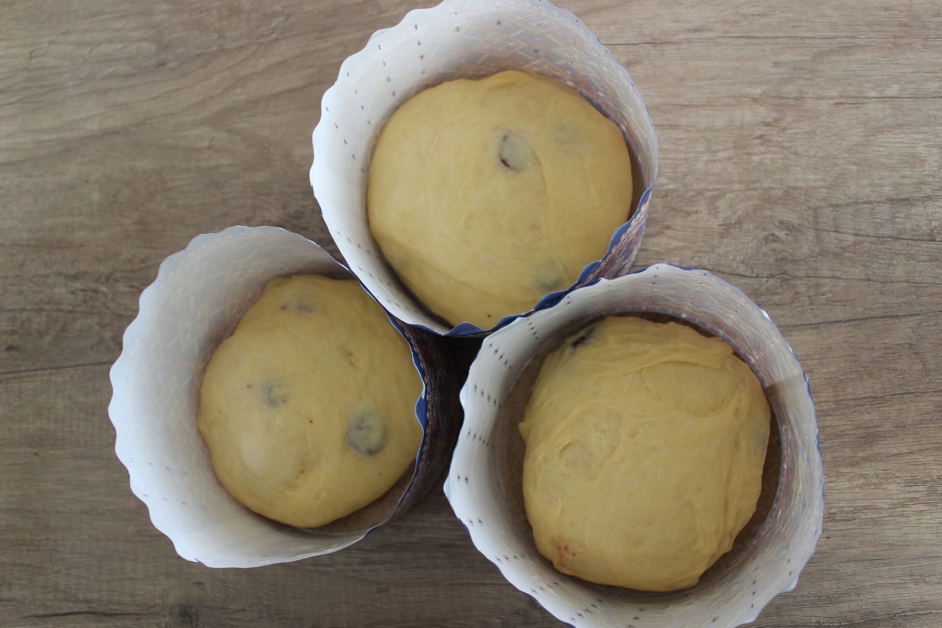 Форми заповнені на третину тістом.