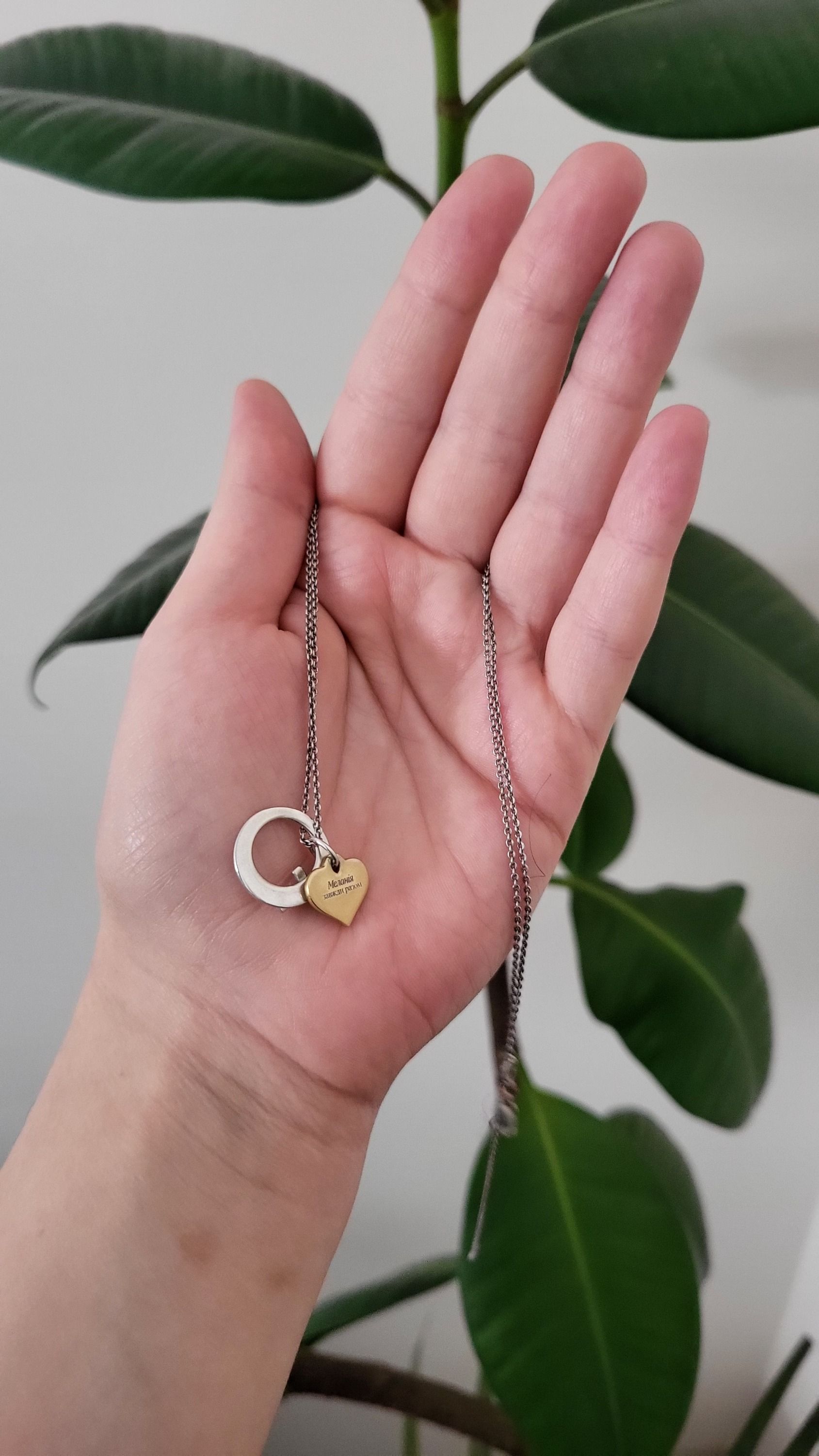 На похорон донечки Анастасія з чоловіком замовили великий букет різнокольорових троянд