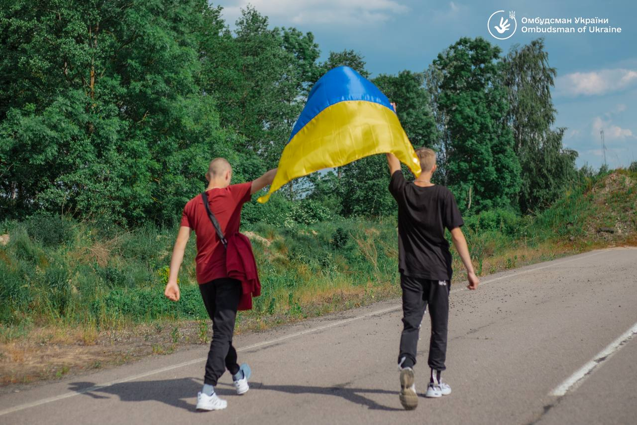 Діти з українським прапором.