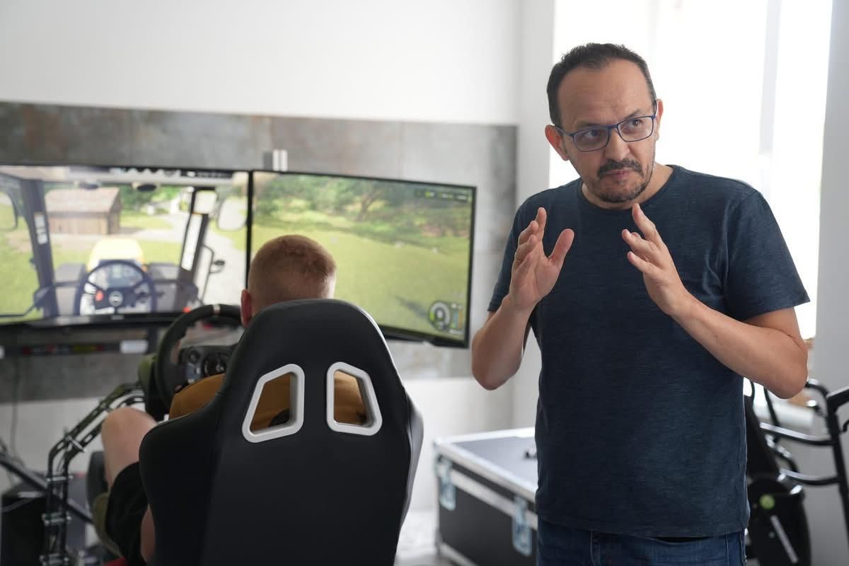 Симулятор для посилення нейропластичності при лікуванні контузій