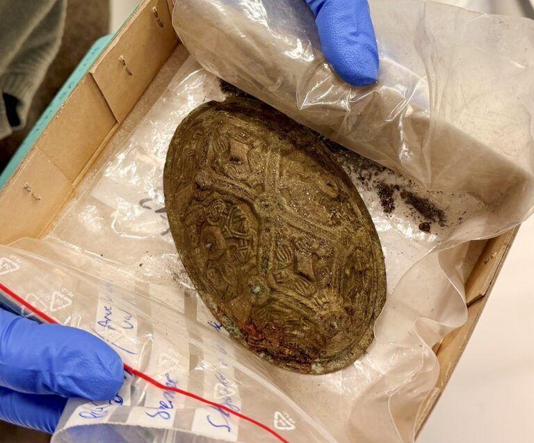 Овальна брошка