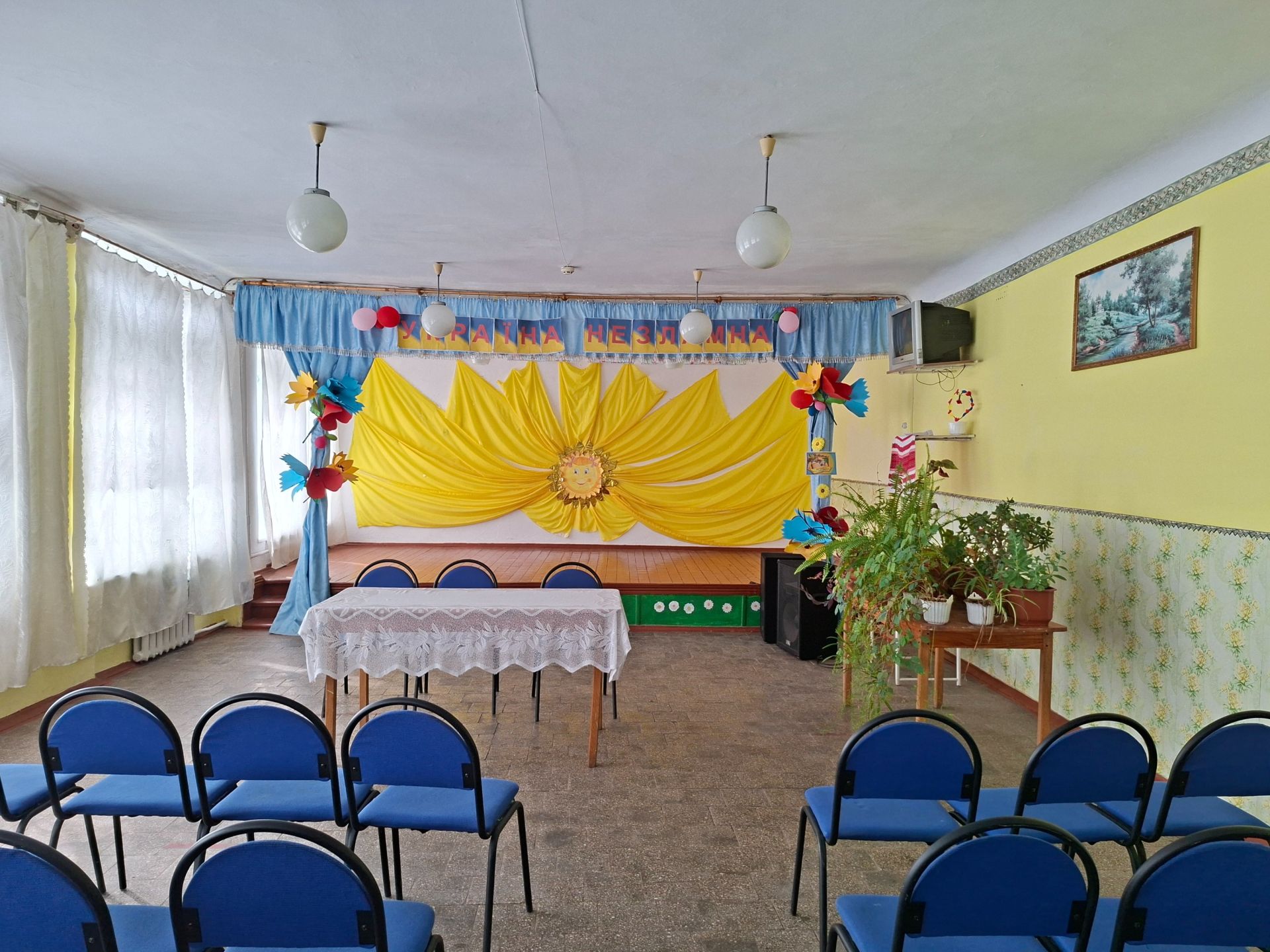 Всередині Малієвецької гімназії