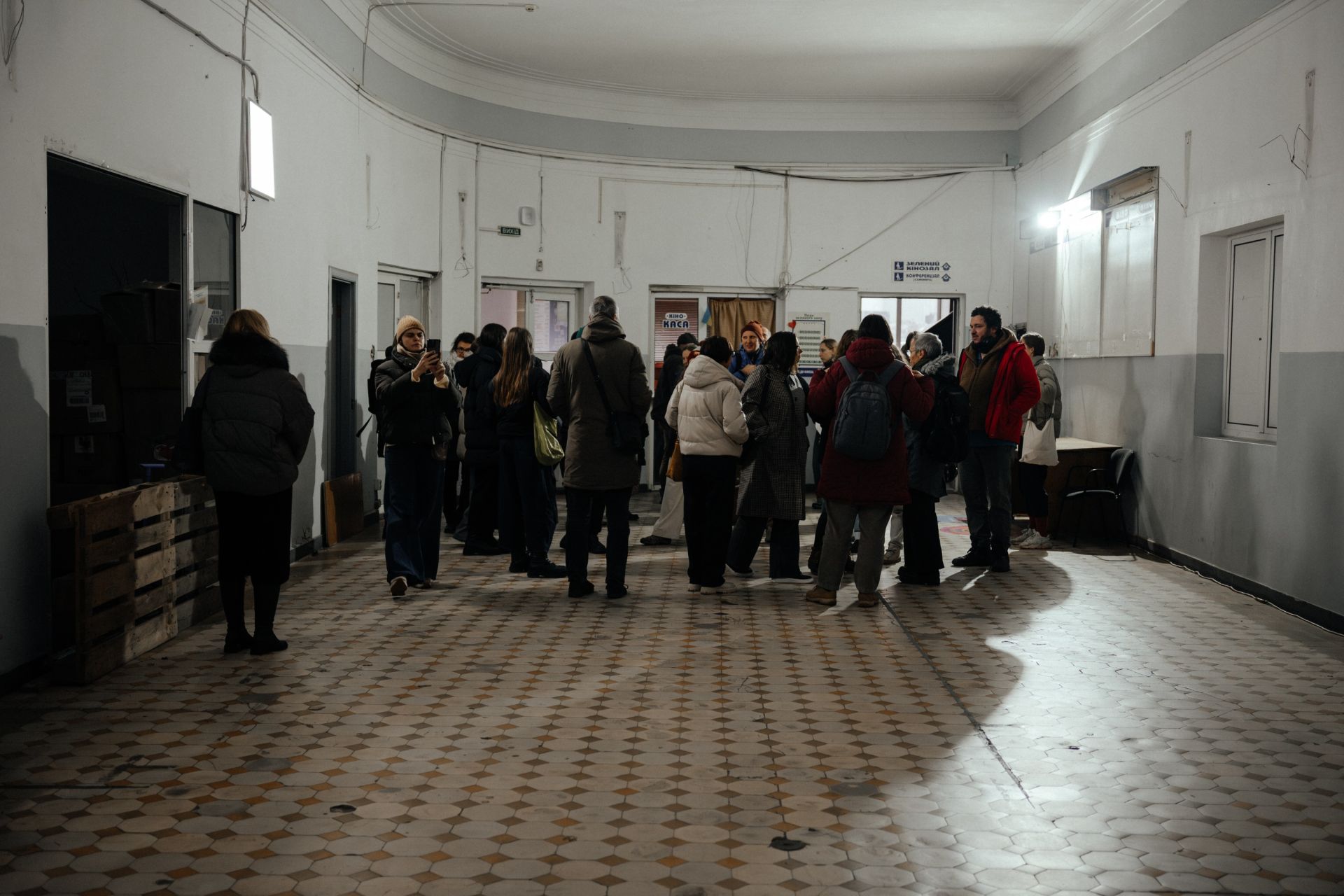 Учасниці та учасники музейного воркшопу у вінницькому кінотеатрі ім. Коцюбинського