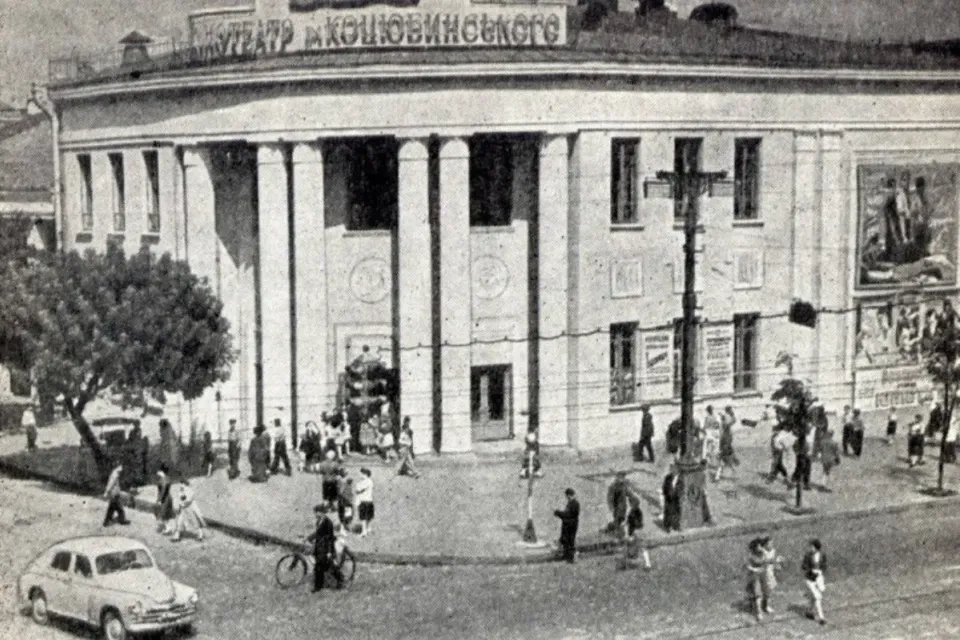 У 60-х до кінотеатру було добудовано другий поверх і колони, що нагадували про “сталінський ампір”.