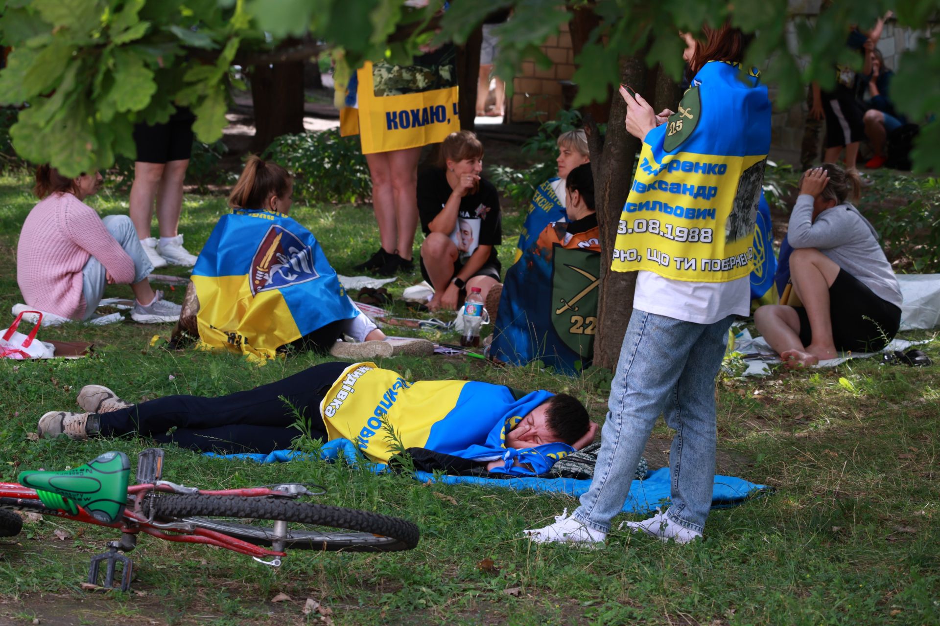 Родини захисників очікують на місці зустрічі полонених