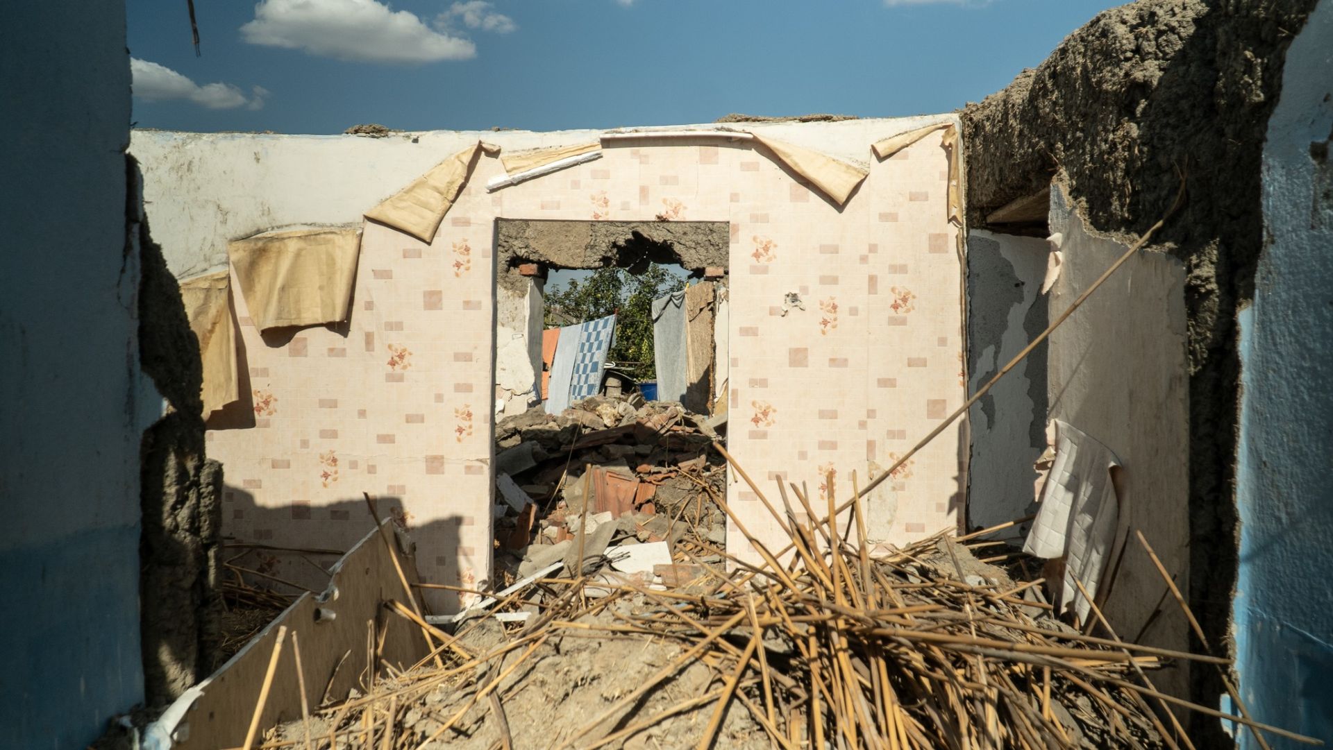 Пошкоджений будинок зсередини