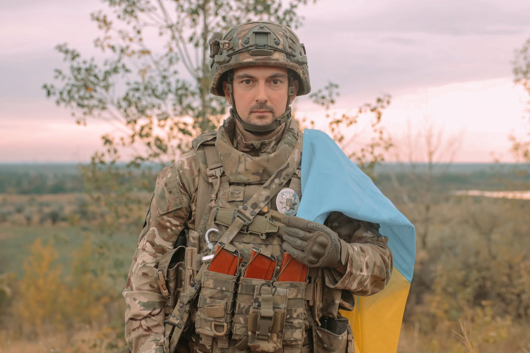 Захисник із державним стягом на плечі