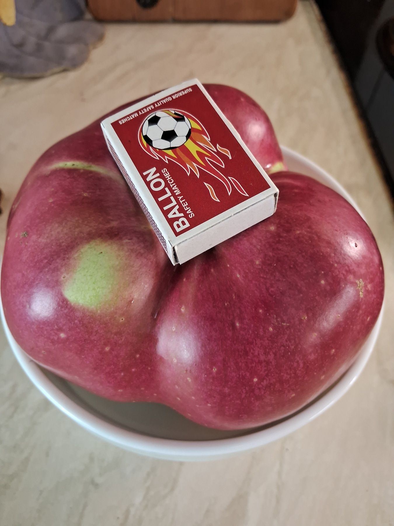 Рекордно велике яблуко