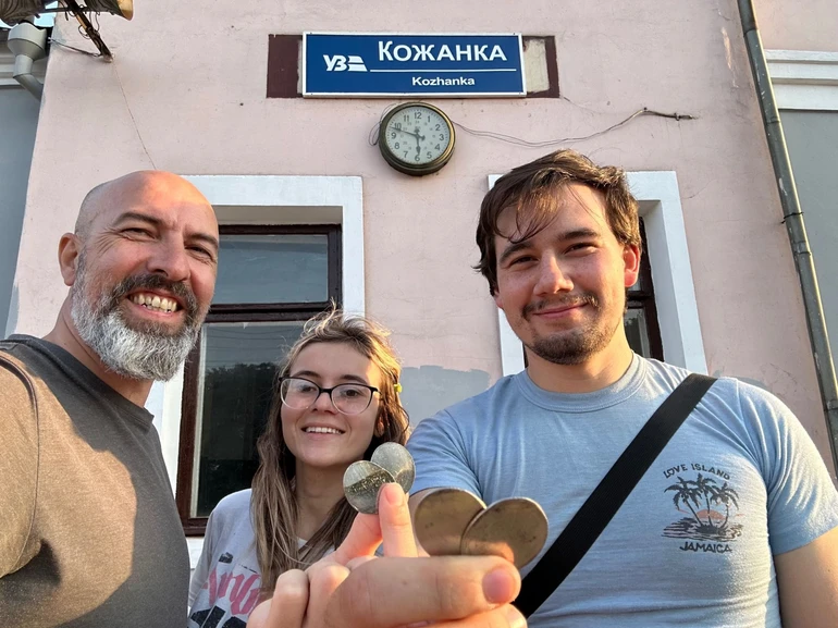 Карина з коханим підкладали монетки під потяг у Кожанці. Після загибелі Сашка в його гаманці знайшли одну з таких монет